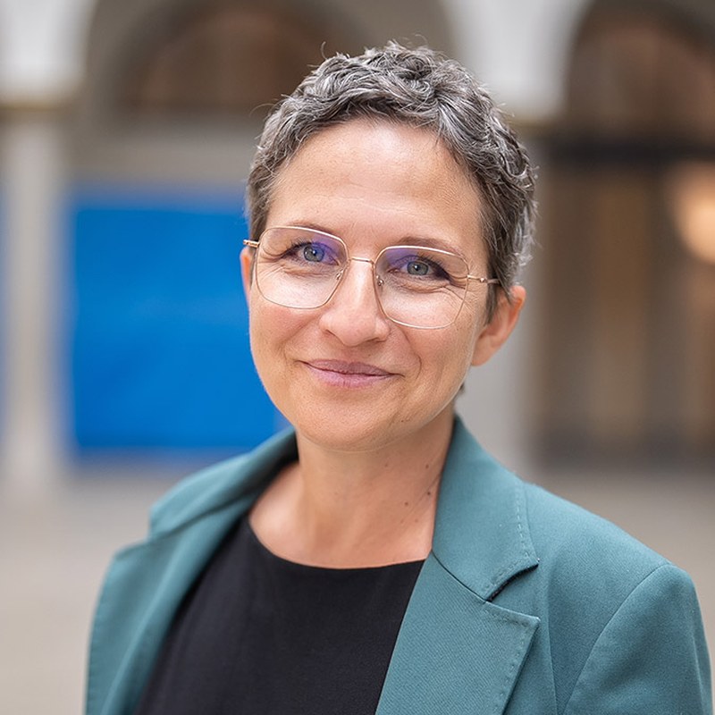 Dr. Claudia Elif Stutz