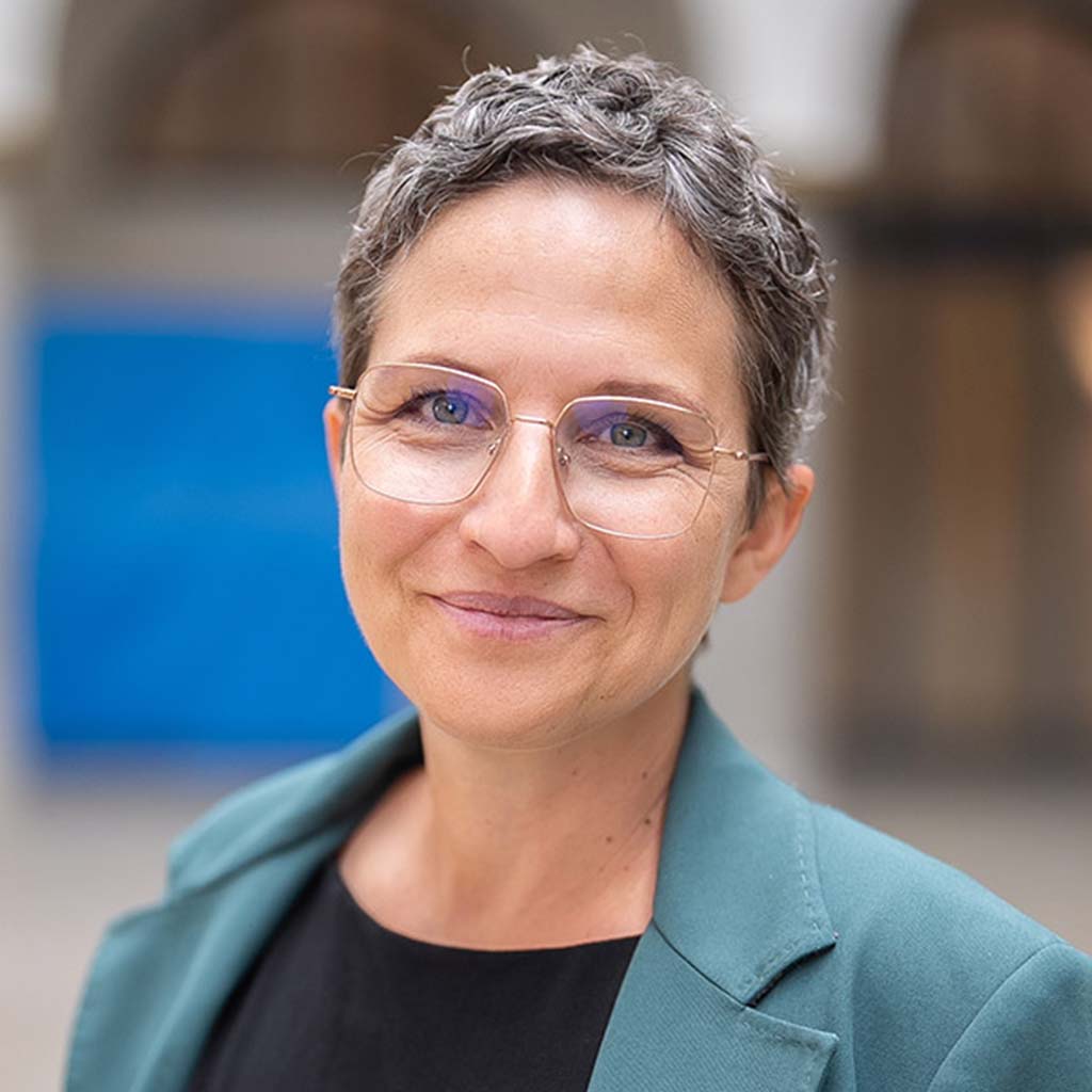 Dr. Claudia Elif Stutz